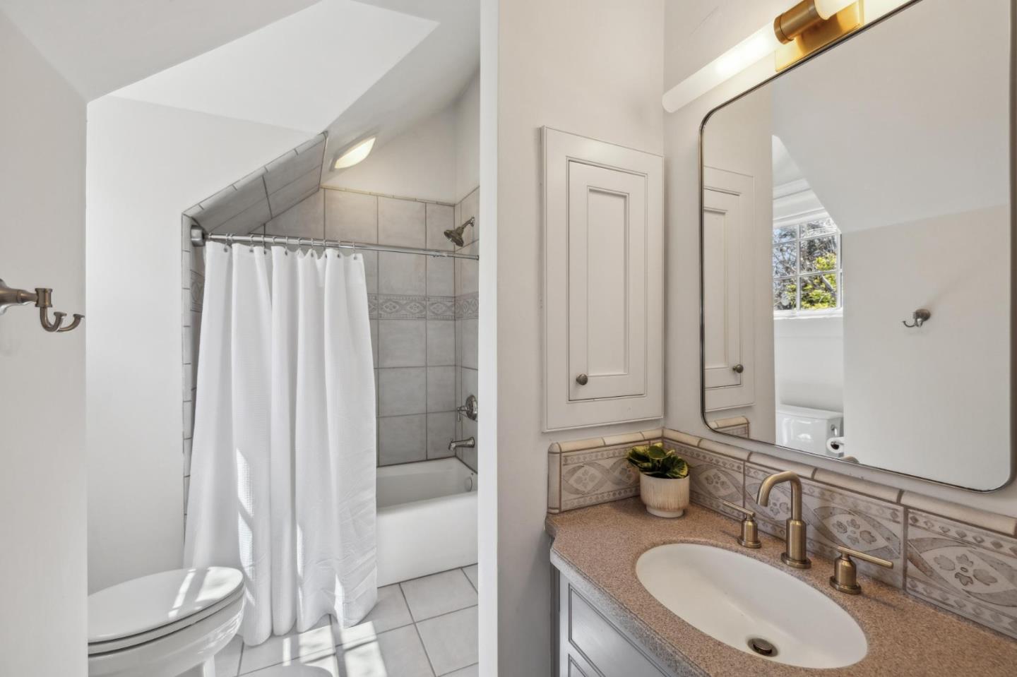 1585 Edgewood Dr PALO ALTO, CA 94303