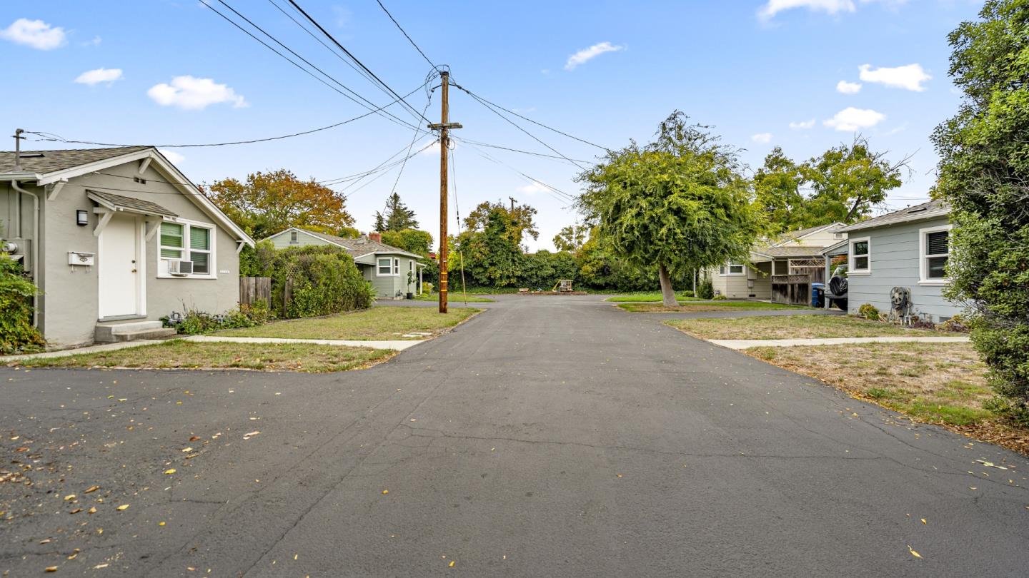 2262 Louis Rd PALO ALTO, CA 94303