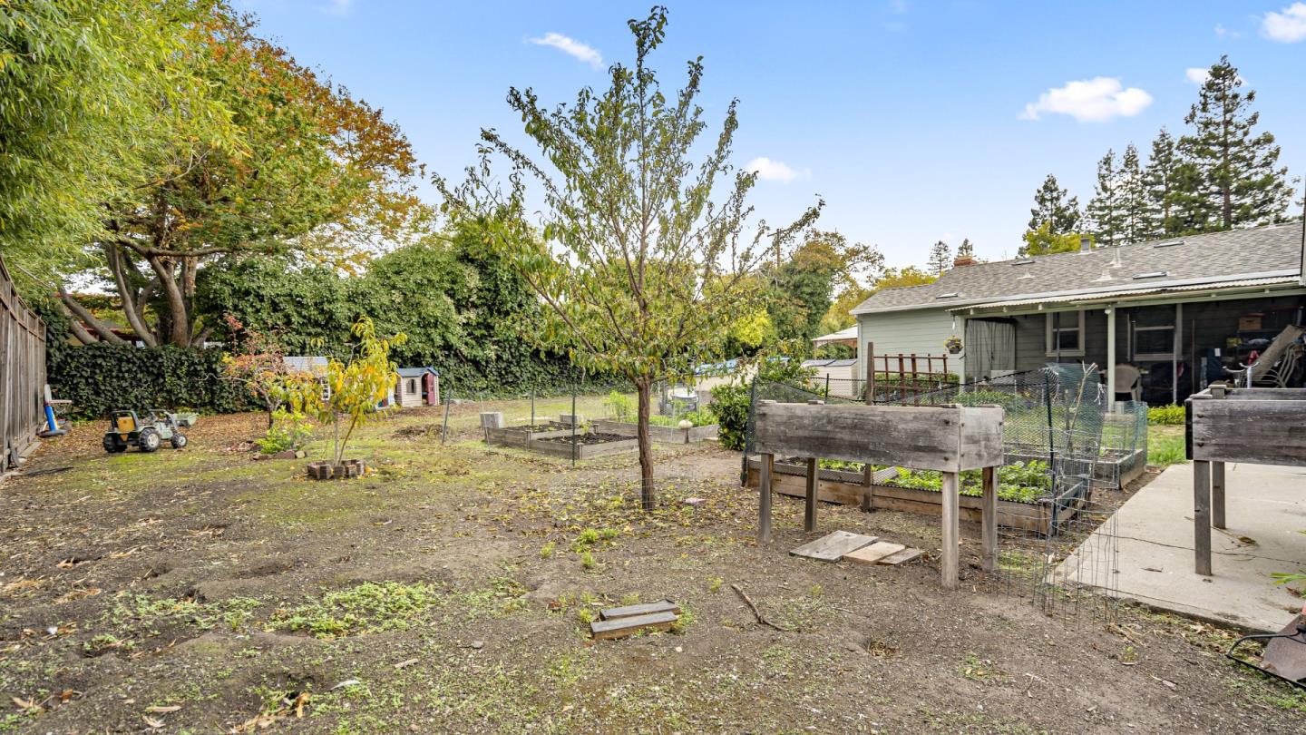 2262 Louis Rd PALO ALTO, CA 94303